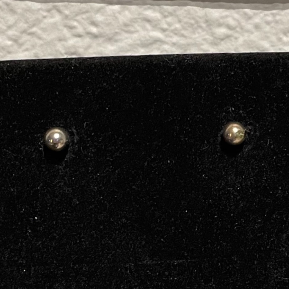 Simple & Classic Round Gold Studs